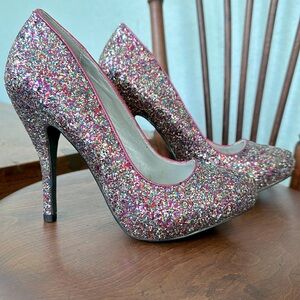 Multicolored sparkles pumps by Qupid
